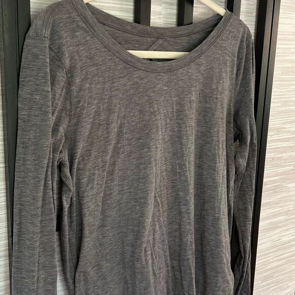 Lululemon heather Gray lightweight long sleeve T-shirt with open back size S - Picture 4 of 4